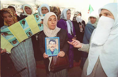 Les familles de victimes du terrorisme manifestent le 10 fvrier 2000  Alger