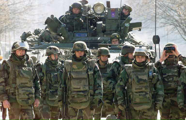 Soldats franais de la KFOR surveillant une manifestation serbe  Mitrovica, le 25 fvrier