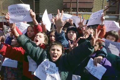 Manifestation serbe  Mitrovica, le 25 fvrier, sous la surveillance des forces franaises de la KFOR